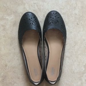 Black cutout flats 🥿